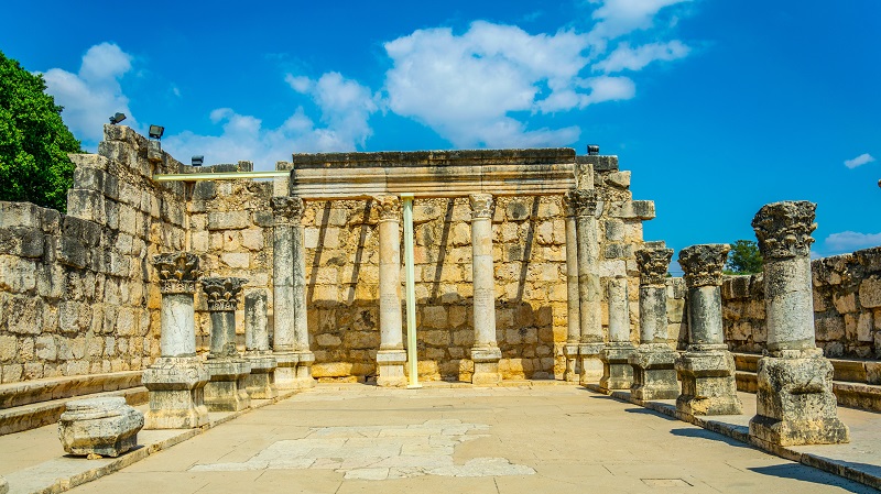 Resterna av en synagoga i Kapernaum, med flera intakta kolonner.